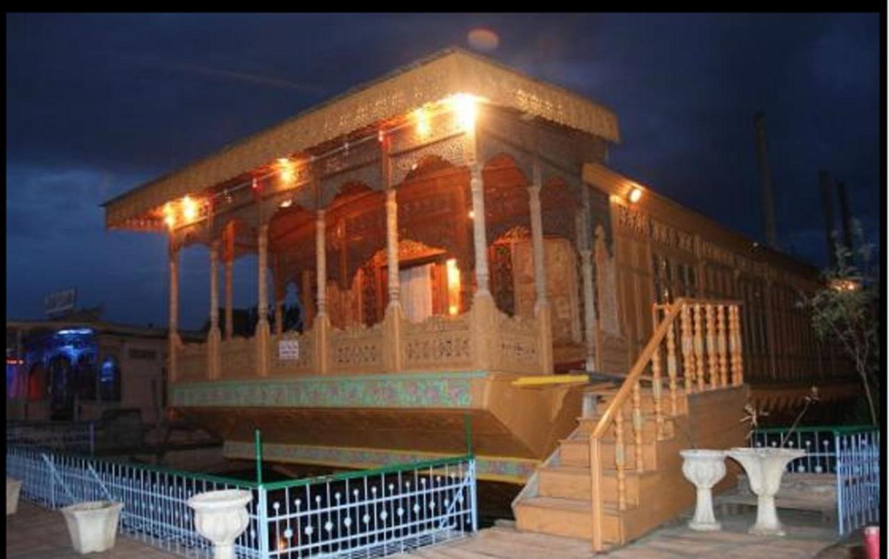 Отель De Laila House Boat By Sterling Сринагар Экстерьер фото