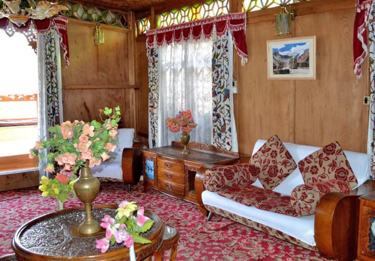 Отель De Laila House Boat By Sterling Сринагар Экстерьер фото